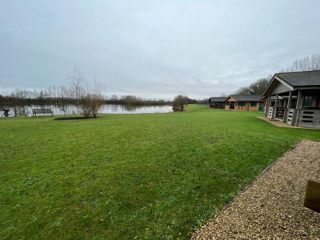 Reeds Lodge, Lake Pochard South Cerney Exterior photo