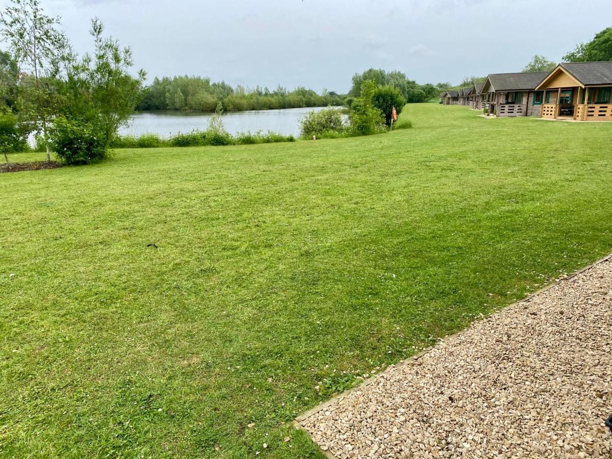 Reeds Lodge, Lake Pochard South Cerney Exterior photo